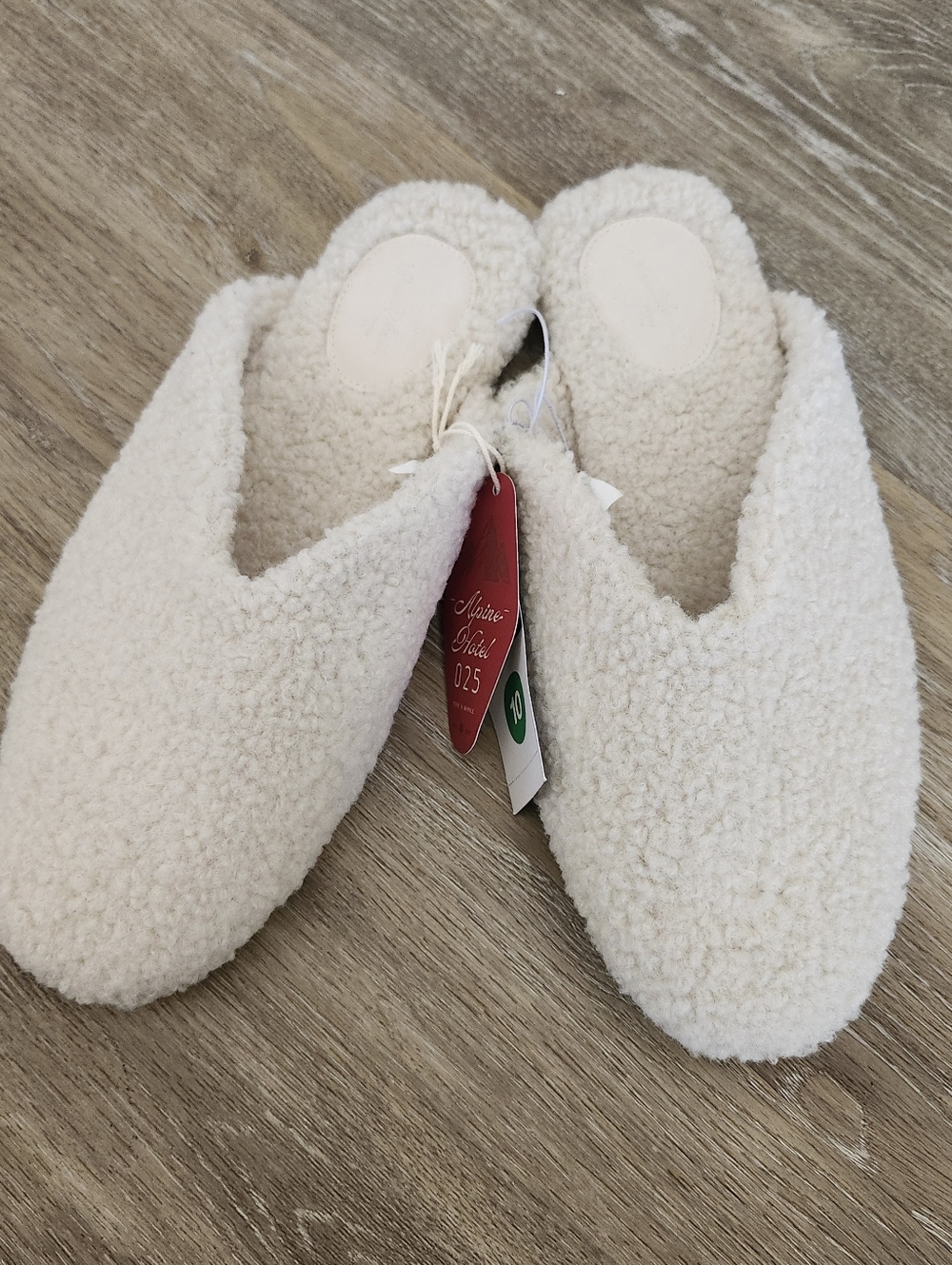 NWT Universal Thread Alpine Hotel Ivory Fuzzy Sherling Slippers Size 10